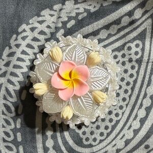 Mag-safe Pop socket with plumeria and Pikake flowers.